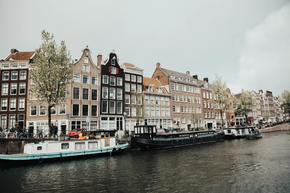 Een rij karakteristieke Amsterdamse grachtenpanden